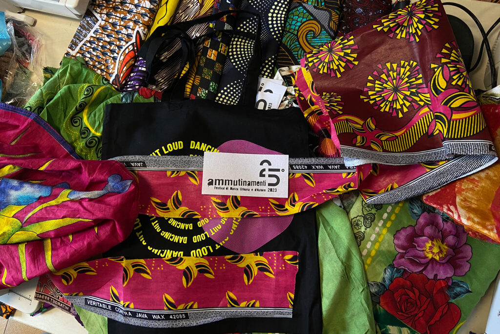 Laboratorio cucito e riciclo creativo shopper Festival Ammutinamenti